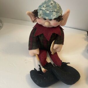 UNBRANDED ELF WITH PAINT BRUSH AND PALLET NWOT